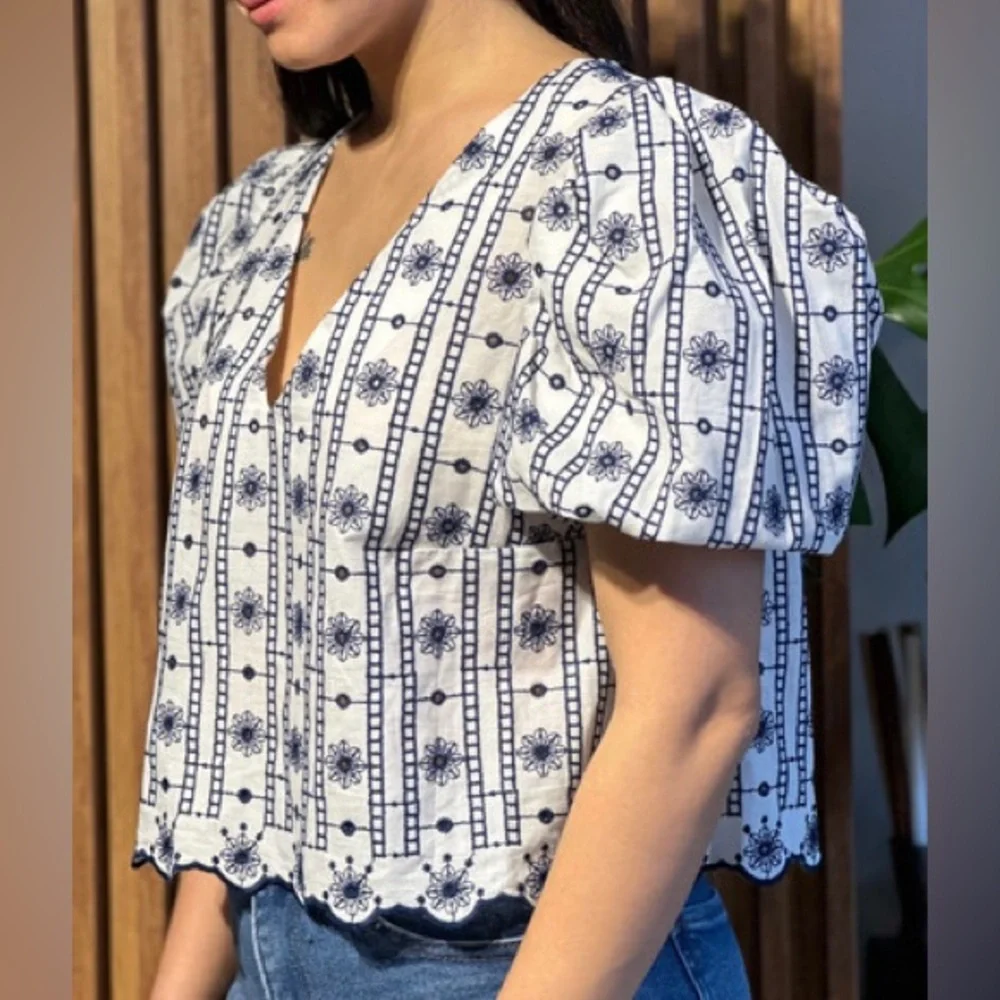 Zara Women's Black and White Floral Blouse